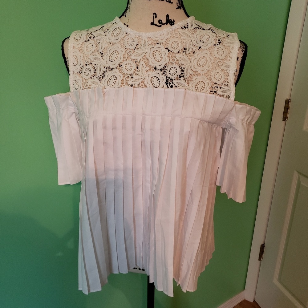Nwot Style Mafia Cold Shoulder Top size Medium